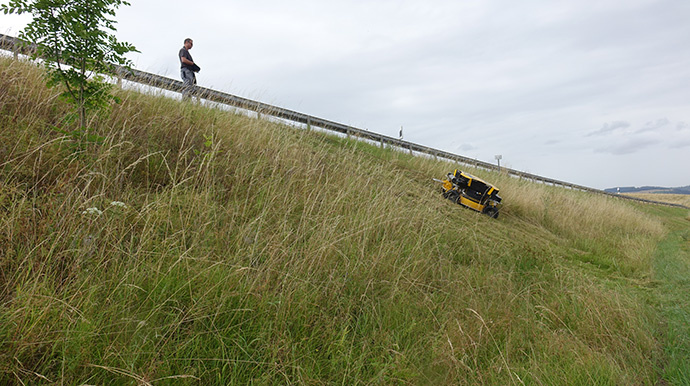 Spider 2SGS Böschungsmäher zeigt hohe Produktivität an steiler Autobahnböschung - Effiziente Flächenleistung bei extremen Steigungen