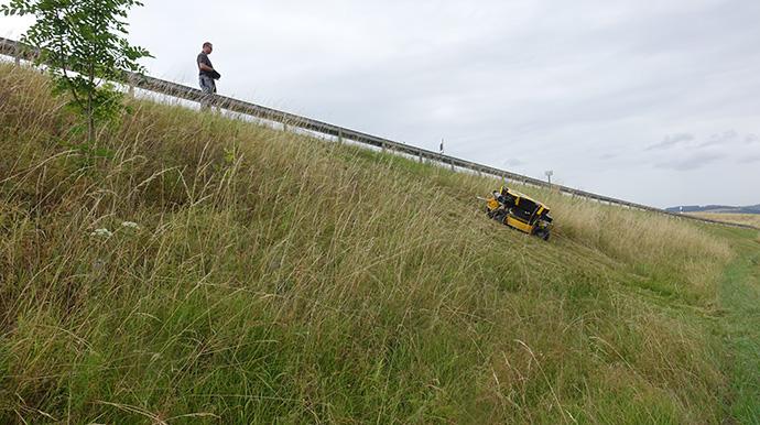 Spider 2SGS Böschungsmäher zeigt hohe Produktivität an steiler Autobahnböschung - Effiziente Flächenleistung bei extremen Steigungen
