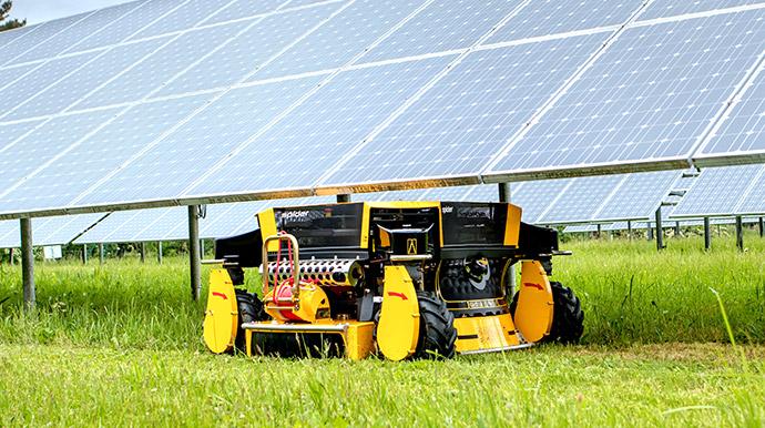 Spider 2SGS unter Solarmodulen mit professioneller Schnittqualität - Präzises Mähen in Solarparks mit niedriger Bauhöhe