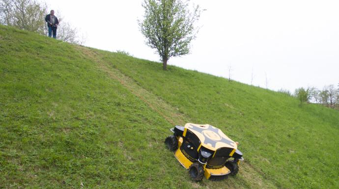 Spider 2SGS Böschungsmäher an steiler Grünfläche - Ferngesteuerte Hangpflege mit extremer Steigfähigkeit
