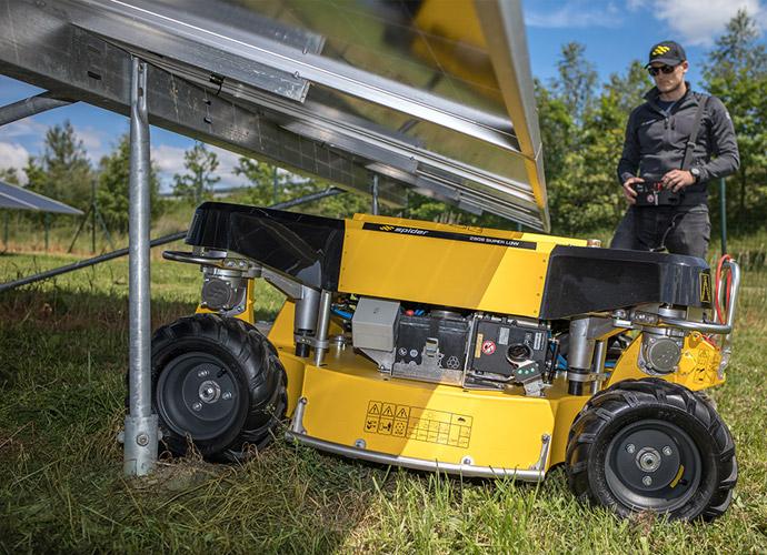 Spider 2SGS Super Low mit Seilwinde unter Solarmodulen - Extra niedrige Bauweise für Grünflächenpflege unter Photovoltaik-Paneelen