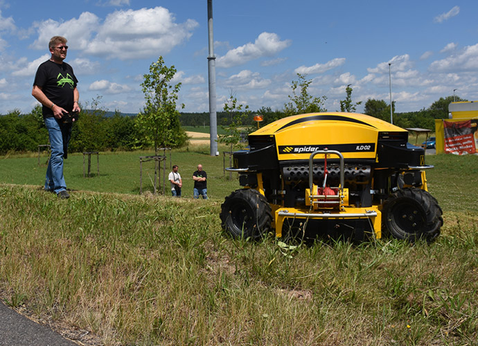 Spider ILD02 ferngesteuerter Böschungsmäher im Einsatz auf einer Grünfläche an einer Tankstelle - Vorführung des professionellen Geländemähers