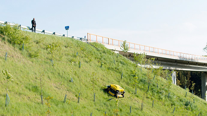 Spider ILD02 Böschungsmäher an extremem Steilhang neben Autobahnbrücke - Ferngesteuerte Grünflächenpflege an unzugänglichen Böschungen