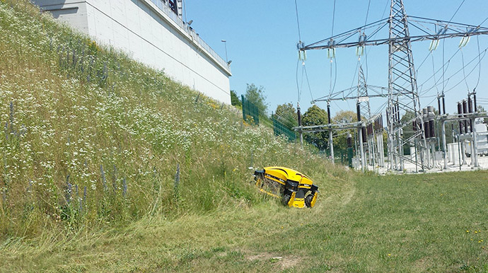Spider ILD02 Böschungsmäher im Einsatz an steiler Böschung unter Hochspannungsleitung - Grünflächenpflege in sensiblen Bereichen