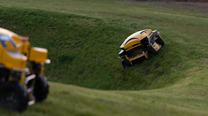 Spider Böschungsmäher zeigt perfekte Schnittqualität auf gepflegtem Rasen - Präzises Mähergebnis auch an Hanglagen