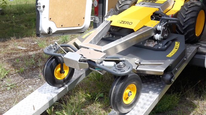 Spider eZERO wird auf Rampe in Transporter verladen - kompakte Bauweise ermöglicht einfachen Transport mit Standard-Fahrzeugen