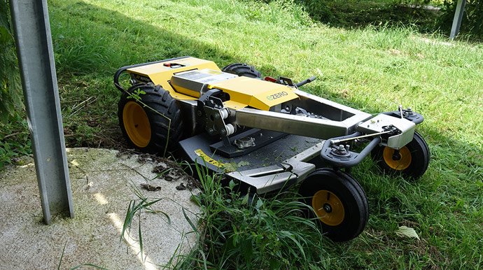 Spider eZERO mäht präzise um Solarpark-Stützen - wendiger Elektromäher für engste Bereiche zwischen PV-Anlagen-Pfosten