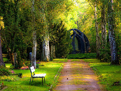 Parkanlage mit Waldweg und Sitzbänken - Spider eZERO für lärmsensible Bereiche: Flüsterleiser Elektromotor ideal für Kliniken, Hotels, Seniorenheime und Friedhöfe