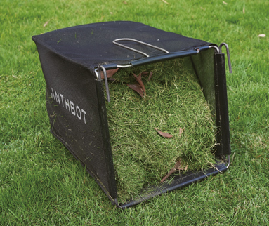 23‑Liter-Fangkorb mit Grasschnitt und Laub auf einer Rasenfläche
