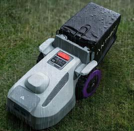 Das Bild zeigt einen Anthbot N8 Mähroboter auf einer Rasenfläche im Regen.