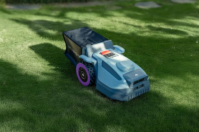 Das Bild zeigt einen N8 Mähroboter, der auf einem Rasen mit Schatten-und-Licht-Spiel fährt