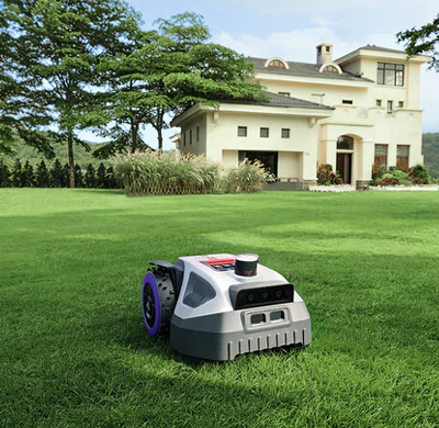 Ein Mähroboter M9 Pro mäht auf einer großen offenen Rasenfläche vor einem Haus