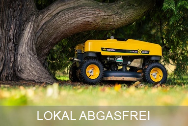Gelber, ferngesteuerter Böschungsmäher Spider eCROSS LINER beim Einsatz auf einer Rasenfläche unter einem großen Baum. Im unteren Bildbereich ist ein Banner mit dem Text „Lokal abgasfrei“ eingeblendet.
