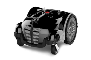 Schwarzer Techline Mähroboter Protech S25i. Ansicht von schräg vorne, kleine Vorderräder, große Hinterräder. Vorne hat der Mähroboter ein ausgefallenes Deisgn, was an einen Autokühlergrill aus den 50er Jahren erinnert.