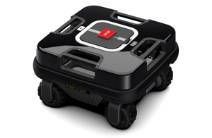Schwarzer Techline Mähroboter Quatritech. Seine Form ist quatratisch, mit je eine Grill an jeder Seite. Oben kann man eine große rote Stoptaste sehen. Er hat 4 identische Räder.