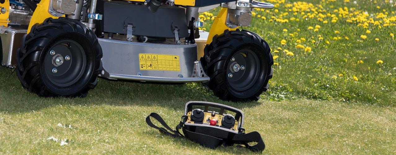 Auf diesem Bild sind die Räder des Spider 2SGS EFI Super Low und die Fernbedienung zu sehen.