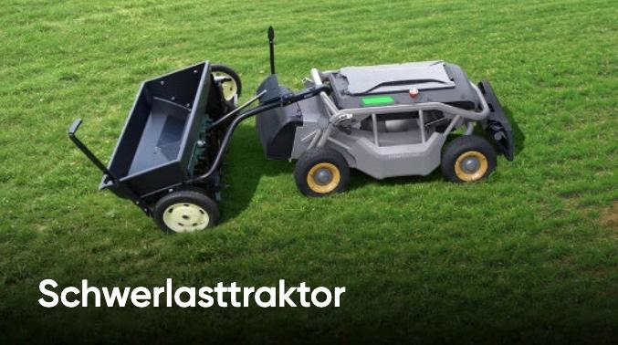 Man erkennt auf dem Bild den Rasenmäher, der mit einem kleinen Anhänger ausgestattet ist