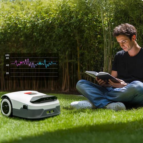 Dieses Bild zeigt den Anthbot im Garten, während daneben ein Mann entspannt sitzt und ein Buch liest – ein Zeichen für die unauffällige und effiziente Arbeitsweise des Mähroboters. Dieses Bild zeigt den Anthbot im Garten, während daneben ein Mann entspannt sitzt und ein Buch liest – ein Zeichen für die unauffällige und effiziente Arbeitsweise des Mähroboters.