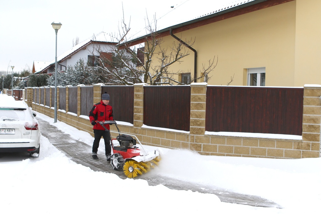 Vari Kehrbürste CB-1000 HONDA GCV170 mit 2 Gängen und Radantrieb