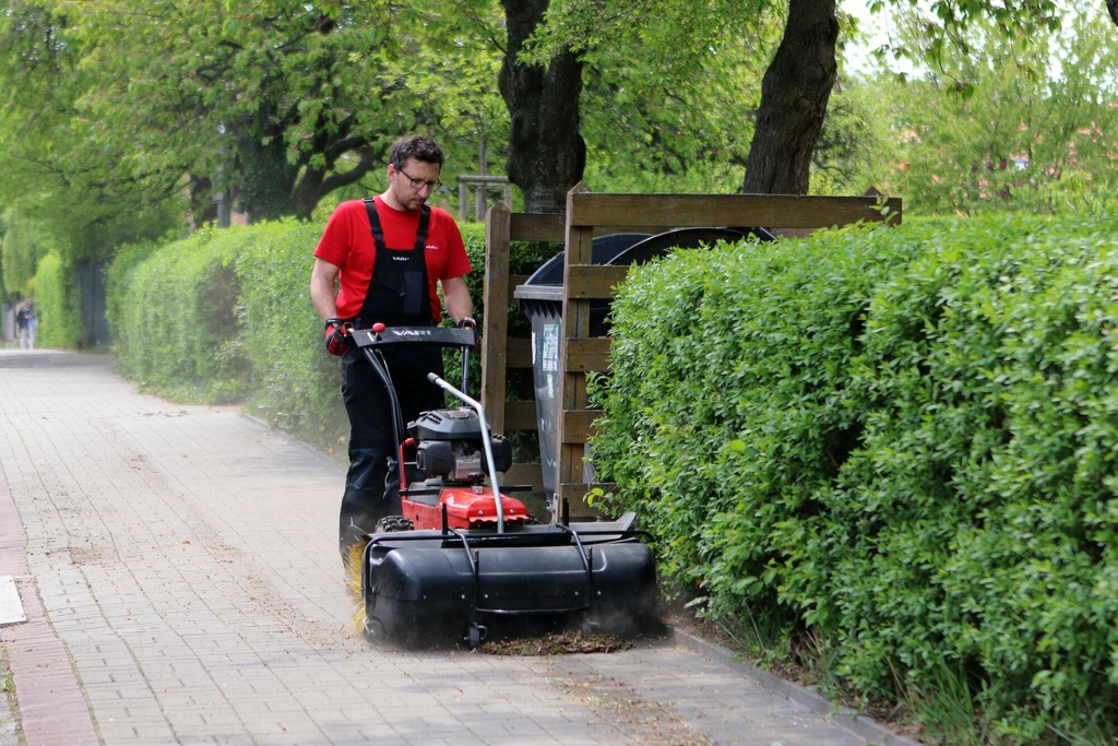 Vari Kehrbürste CB-1000 HONDA GCV170 mit 2 Gängen und Radantrieb