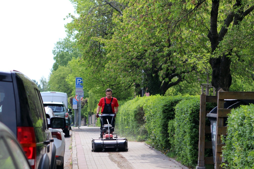 Vari Kehrbürste CB-1000 HONDA GCV170 mit 2 Gängen und Radantrieb