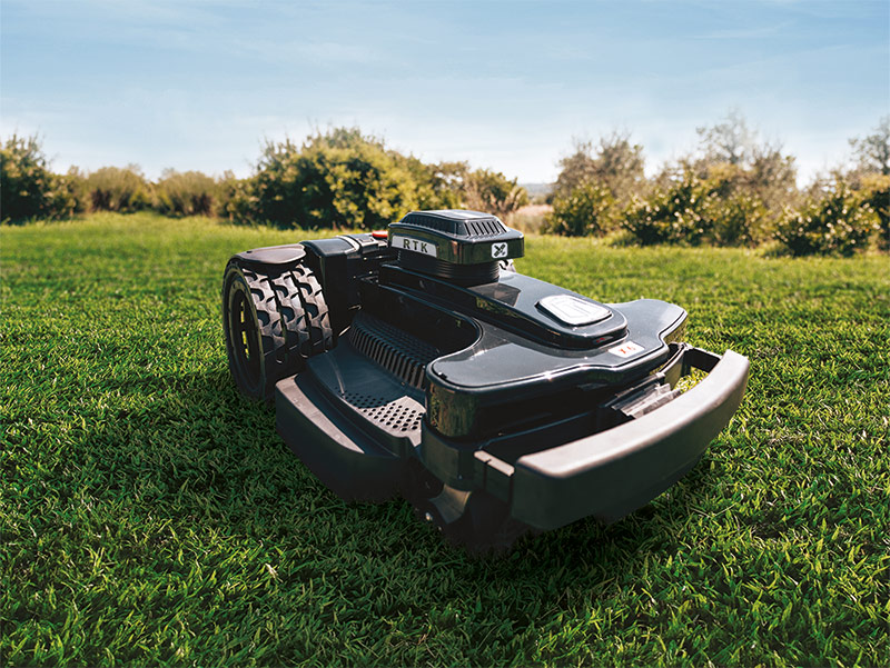 Zwei große Antriebsräder mit Profil auf beiden Seiten des Geräts sorgen für gute Traktion auf verschiedenen Rasenflächen